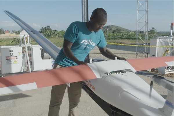 Abdoul Salam Nizeyimana preparing a delivery drone for launch. Source: Bloomberg